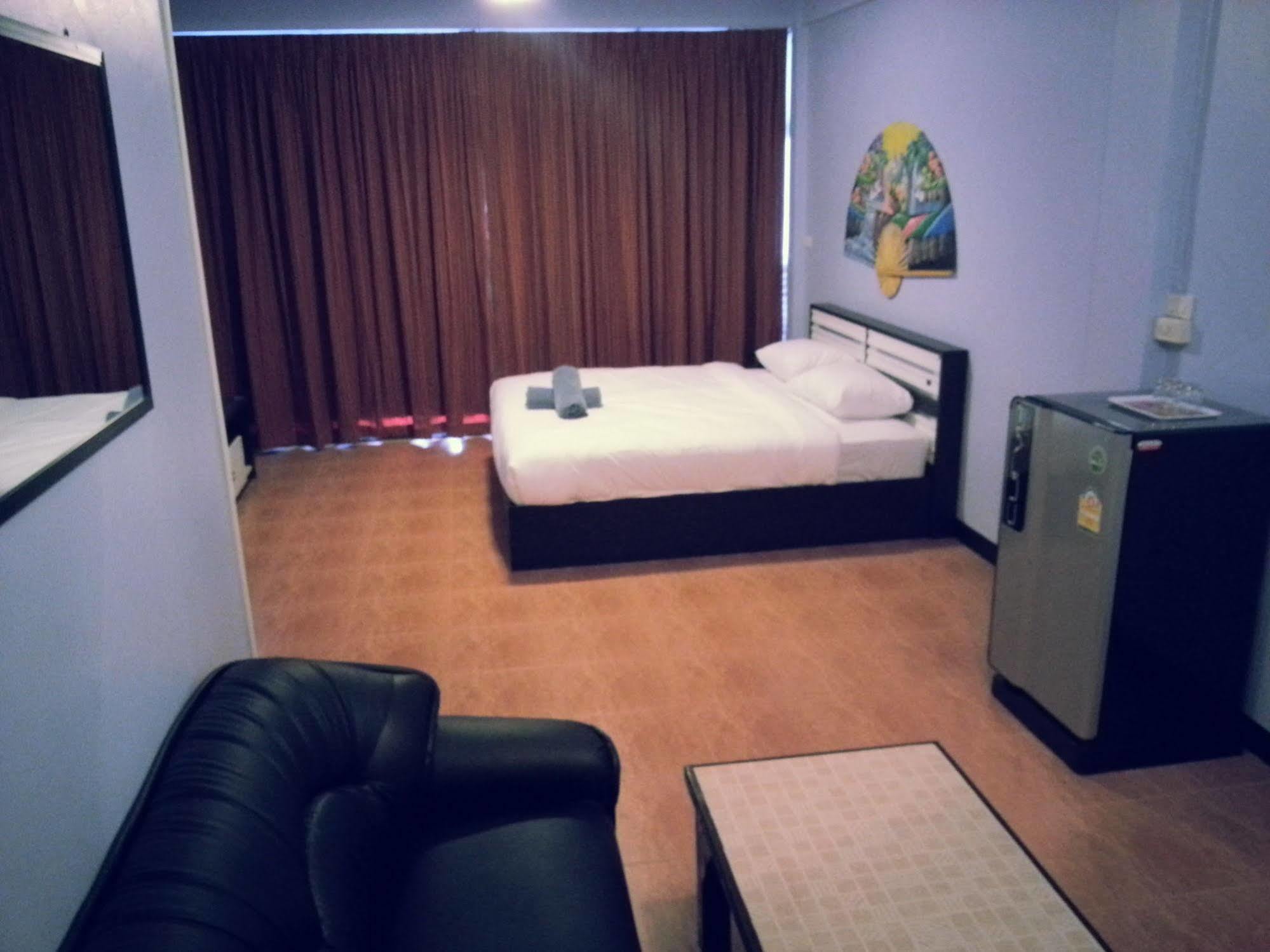 Oyo 963 Sunshine Guesthouse Pattaya Buitenkant foto