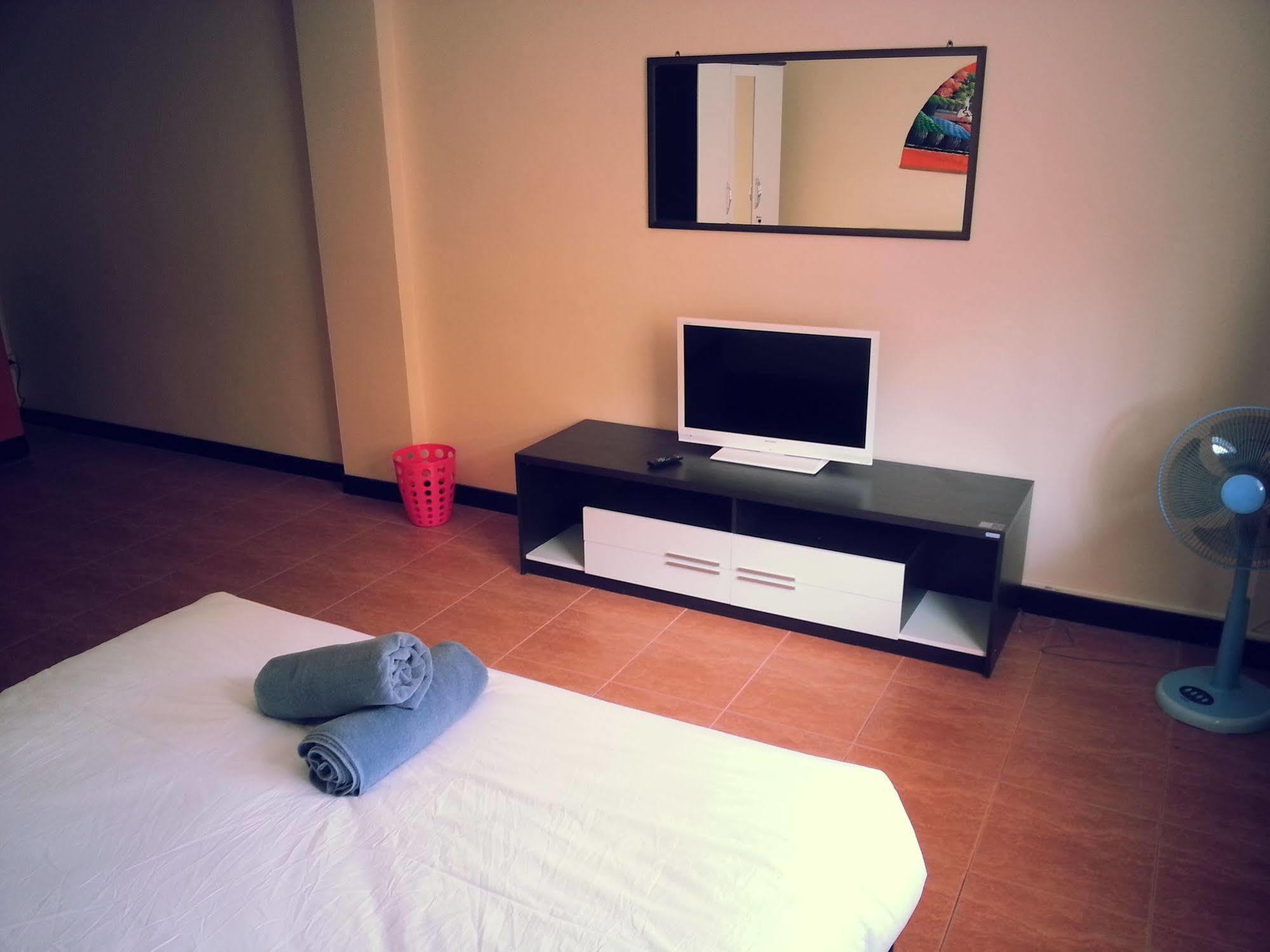 Oyo 963 Sunshine Guesthouse Pattaya Buitenkant foto